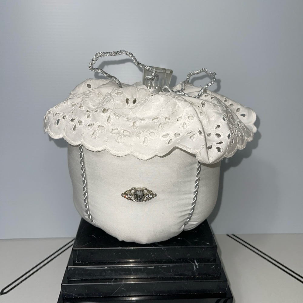 Vintage Style White Fabric Pumpkin Eyelet Lace Rhinestone Brooch Decor White - Picture 9 of 9